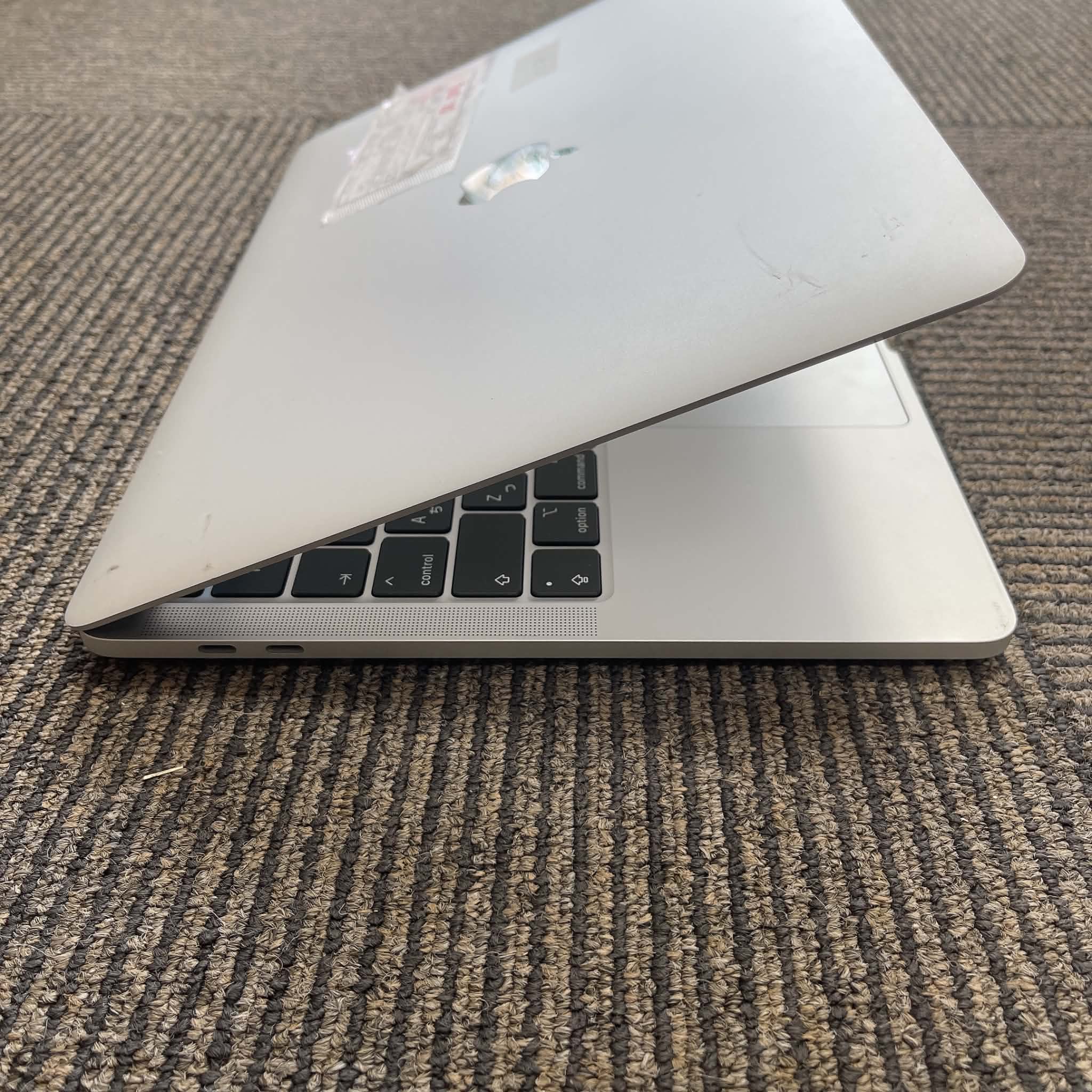 Macbook Pro 2022 13 inch Silver Chip Apple M2/16GB/512GB SSD Macbook Pro 2022 13 inch Silver Chip Apple M2/16GB/512GB SSD